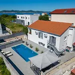 Mery House