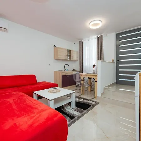 Mery House