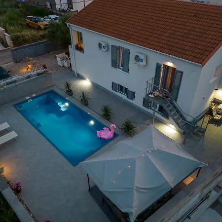 Mery House زادار