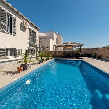Mery House *
