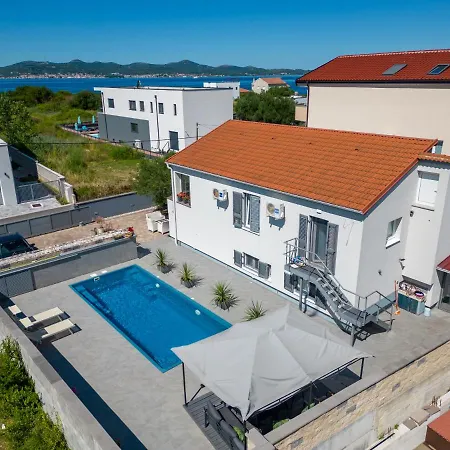 Mery House