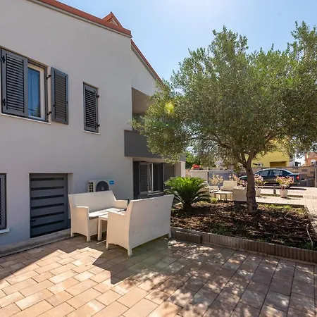 Mery House