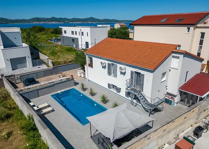 Mery House