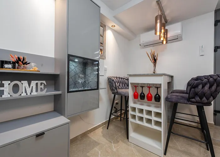 Mery House